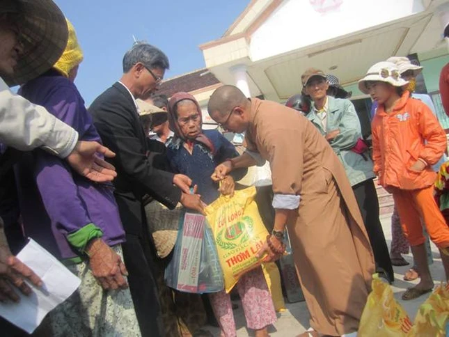 Vị thầy trẻ & nồi bánh Tết sẻ chia ấm lòng ảnh 3 qn 1.jpg