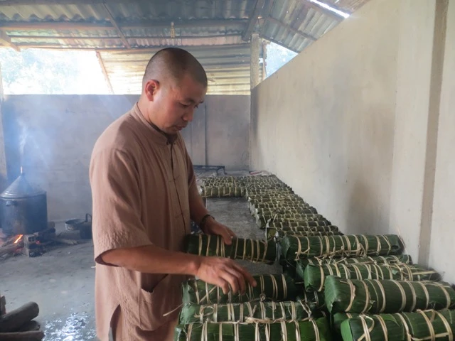 Vị thầy trẻ & nồi bánh Tết sẻ chia ấm lòng ảnh 1 qn 2.JPG