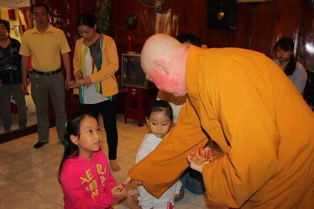 Mùng 1 Tết ở một ngôi chùa Hoa tông ảnh 1 tet chua.1.JPG