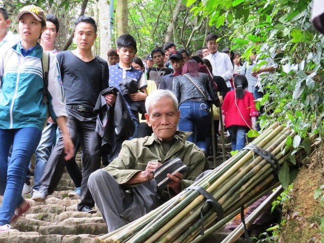 Quảng Ninh: Nườm nượp người trẩy hội Yên Tử ảnh 11 Quảng Ninh: Nườm nượp người trẩy hội Yên Tử ảnh 11