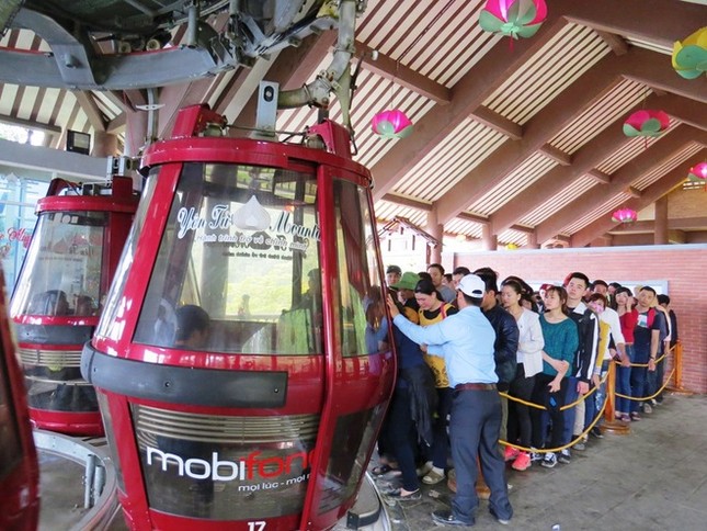 Quảng Ninh: Nườm nượp người trẩy hội Yên Tử ảnh 5 Quảng Ninh: Nườm nượp người trẩy hội Yên Tử ảnh 5
