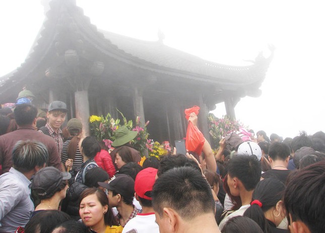 Quảng Ninh: Nườm nượp người trẩy hội Yên Tử ảnh 8 Quảng Ninh: Nườm nượp người trẩy hội Yên Tử ảnh 8