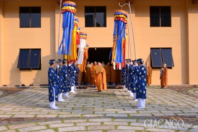 Le thinh su (2).jpg