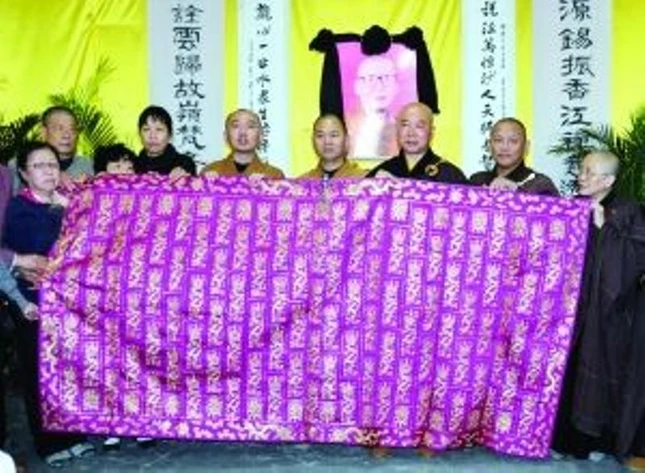 tu y ca sa do vua can long ban.jpg