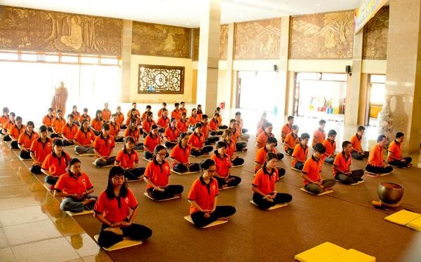 Bạn trẻ CLB Nhân Sinh thực tập thiền ảnh 1 nhansinh2.jpg