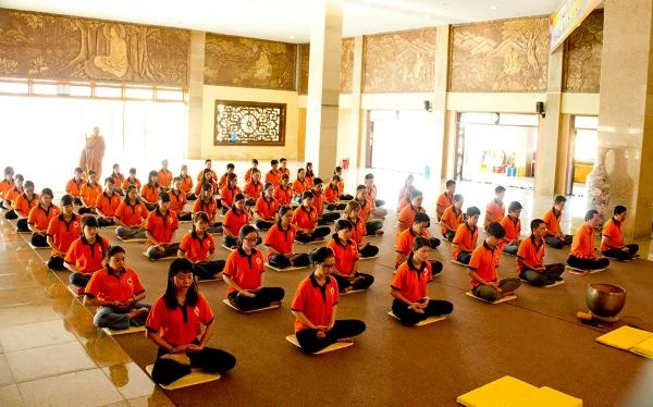 Bạn trẻ CLB Nhân Sinh thực tập thiền ảnh 1 nhansinh2.jpg