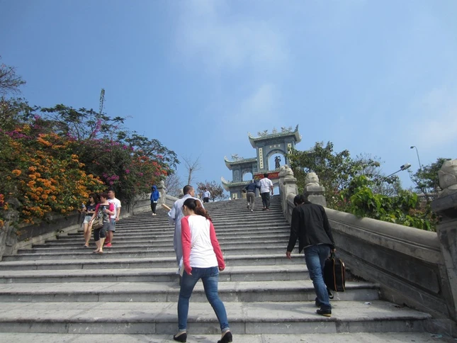 Đầu năm, rất đông du khách viếng chùa Linh Ứng ảnh 4 IMG_2421.JPG
