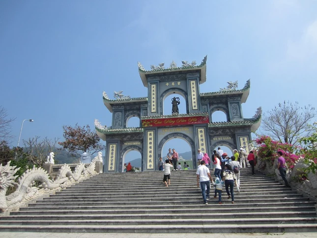 Đầu năm, rất đông du khách viếng chùa Linh Ứng ảnh 6 IMG_2428.JPG