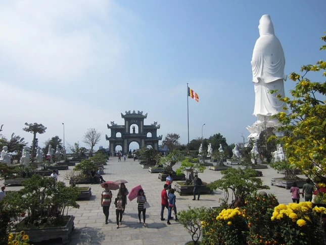 Đầu năm, rất đông du khách viếng chùa Linh Ứng ảnh 7 IMG_2440.JPG