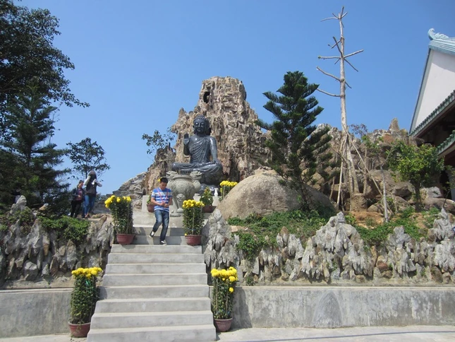 Đầu năm, rất đông du khách viếng chùa Linh Ứng ảnh 9 IMG_2449.JPG