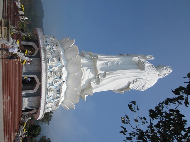 Đầu năm, rất đông du khách viếng chùa Linh Ứng ảnh 10 IMG_2452.JPG