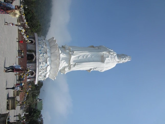 Đầu năm, rất đông du khách viếng chùa Linh Ứng ảnh 11 IMG_2457.JPG