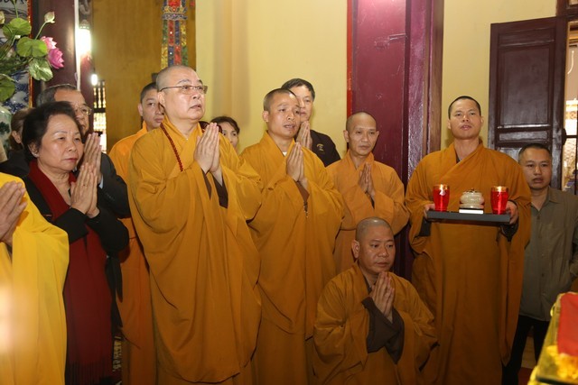 Phó Chủ tịch nước Nguyễn Thị Doan cung tiến xá-lợi ảnh 3 xaloi 3.jpg