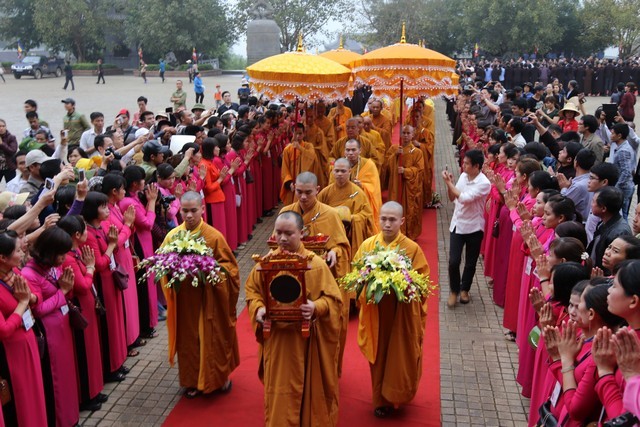 Phó Chủ tịch nước Nguyễn Thị Doan cung tiến xá-lợi ảnh 4 xaloi 4.jpg