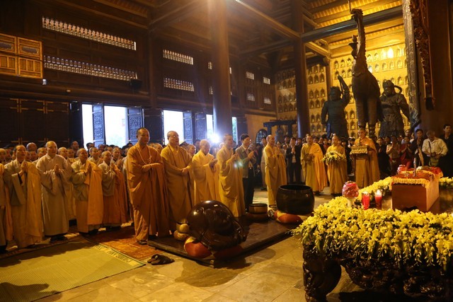 Phó Chủ tịch nước Nguyễn Thị Doan cung tiến xá-lợi ảnh 5 xaloi 5.jpg