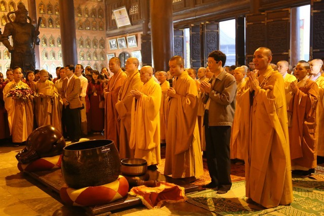 Phó Chủ tịch nước Nguyễn Thị Doan cung tiến xá-lợi ảnh 6 xaloi 6.jpg