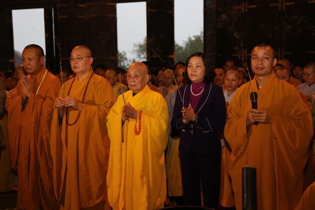 Phó Chủ tịch nước Nguyễn Thị Doan cung tiến xá-lợi ảnh 7 xaloi 7.jpg