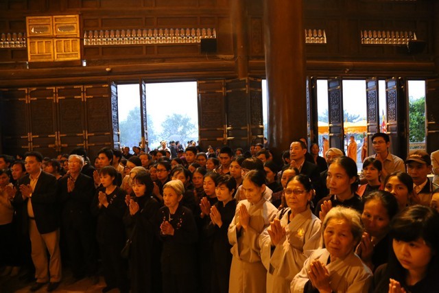 Phó Chủ tịch nước Nguyễn Thị Doan cung tiến xá-lợi ảnh 8 xaloi 8.jpg