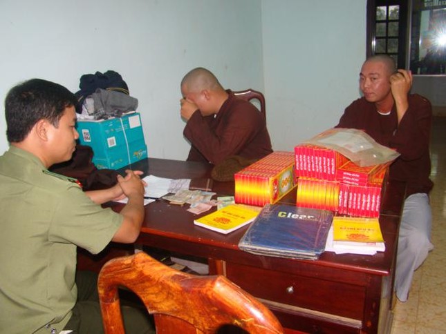 Hai kẻ giả danh tu sĩ Phật giáo bị bắt quả tang ảnh 1 DSC01741_650x488.jpg