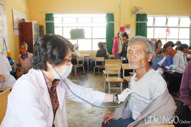 Khám bệnh, tặng quà cho đồng bào dân tộc H.Di Linh ảnh 2 ANH TT (1).jpg