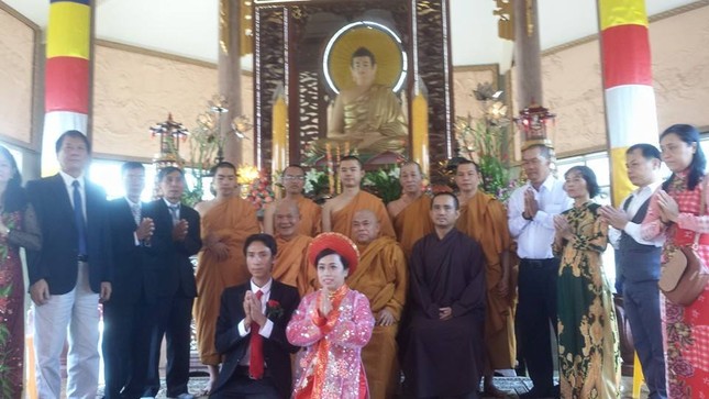 Nhân viên phát hành Báo Giác Ngộ hằng thuận tại chùa ảnh 3 hang thuan 1.jpg