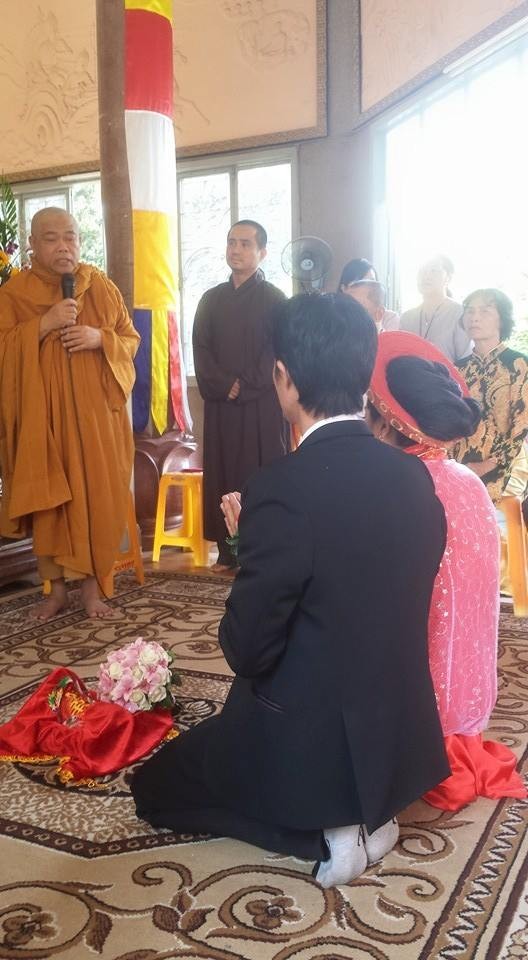 Nhân viên phát hành Báo Giác Ngộ hằng thuận tại chùa ảnh 2 hang thuan 3.jpg