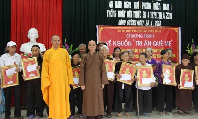 Thái Bình: Chùa trao quà mừng thọ và tặng xe đạp ảnh 1 IMG_0152.jpg