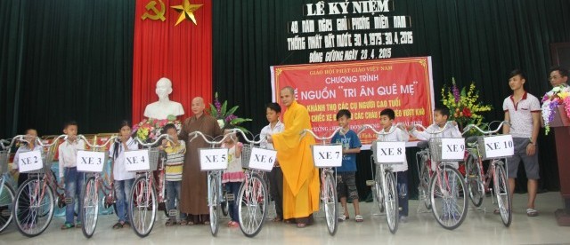 Thái Bình: Chùa trao quà mừng thọ và tặng xe đạp ảnh 2 IMG_0194.jpg