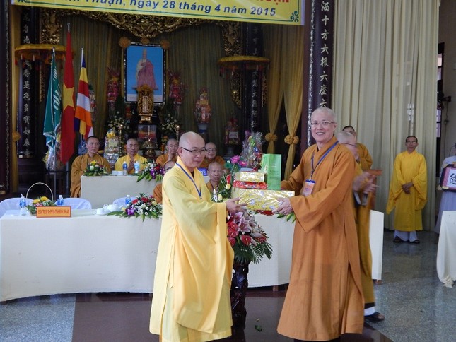 Ban HDPT T.Ư làm việc tại tỉnh Bình Thuận ảnh 7 anh 10- DD Thich Nguyen Sac - Truong BHDPT Tinh Binh Thuan nhan qua tang cua Doan.jpg