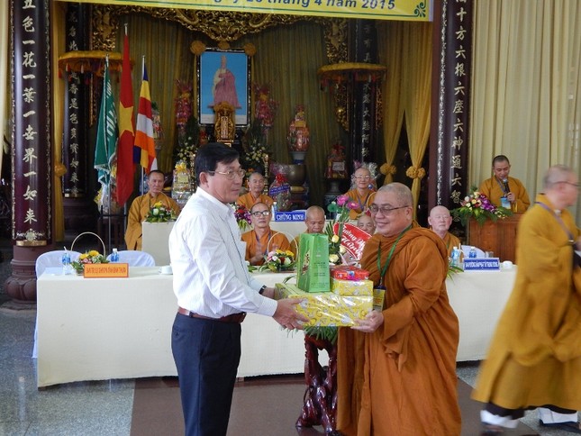 anh 11 - Dai dien Ban Ton Giao (So NoiVu) Tinh nhan qua tang cua Doan.jpg