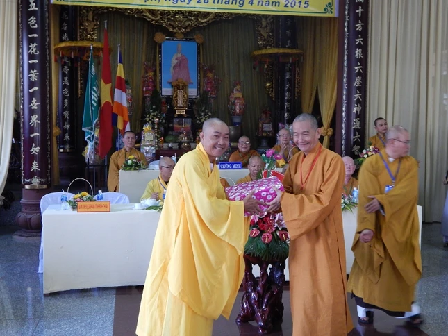 anh 9 - Doan trao qua tang cho BTS GHPGVN Tinh Binh Thuan.jpg