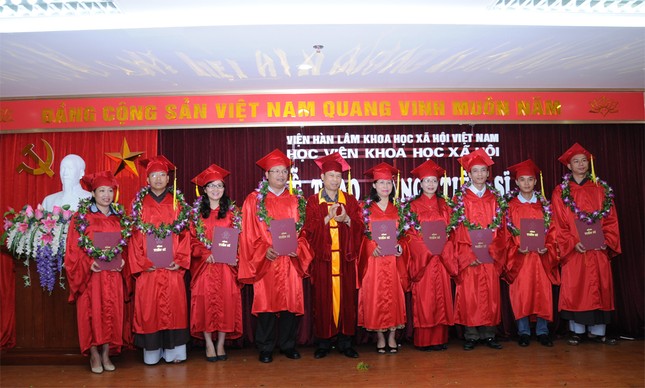 Trao bang.jpg