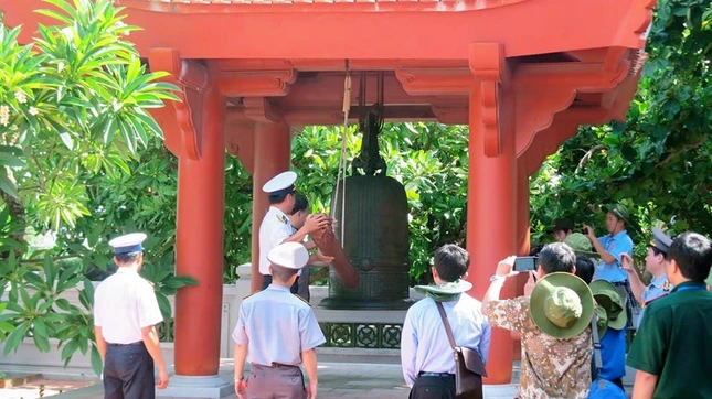 Lãnh đạo TP.HCM thăm chùa Trường Sa Lớn ảnh 1 chuong.jpg