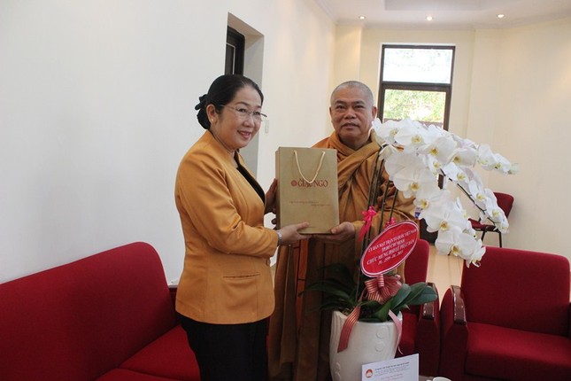 UBMTTQVN TP chúc mừng Phật đản Báo Giác Ngộ ảnh 3 3mt.jpg