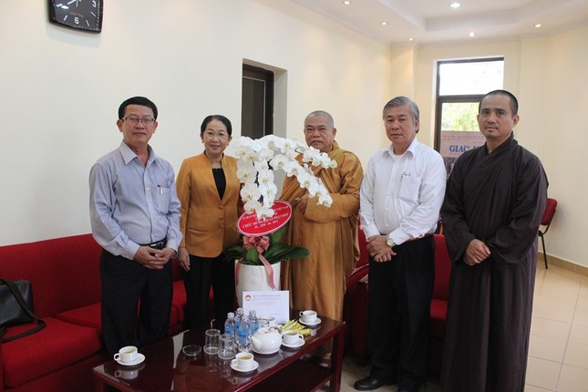 UBMTTQVN TP chúc mừng Phật đản Báo Giác Ngộ ảnh 5 5mt.jpg