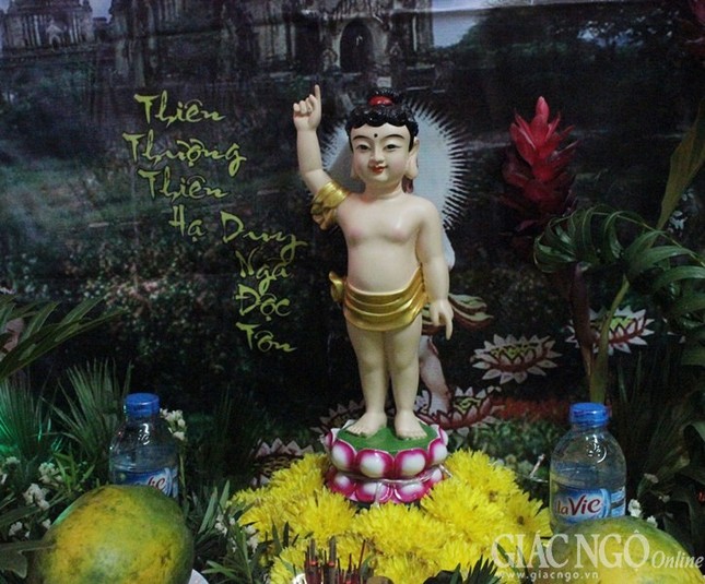 Phật tử thành kính thiết trí lễ đài Phật đản tại tư gia ảnh 10 10t.jpg