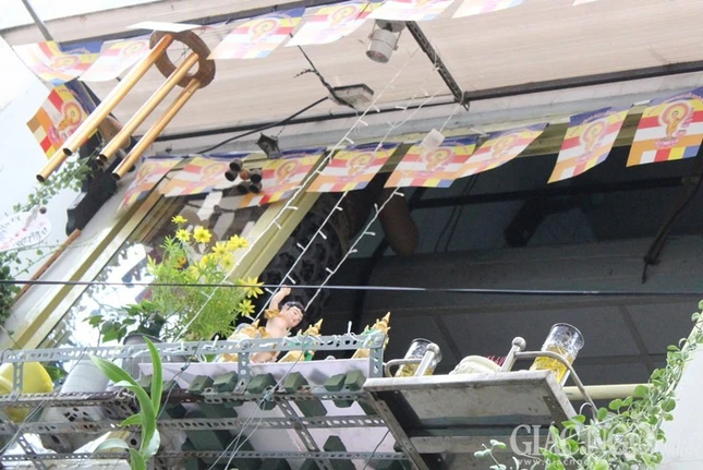 Phật tử thành kính thiết trí lễ đài Phật đản tại tư gia ảnh 11 11tt.jpg