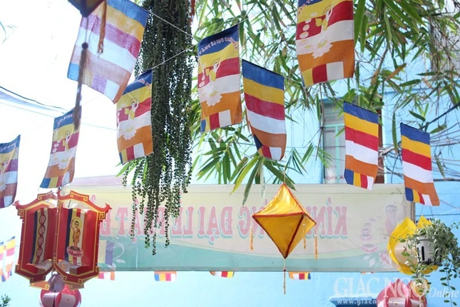 Phật tử thành kính thiết trí lễ đài Phật đản tại tư gia ảnh 2 2t.jpg