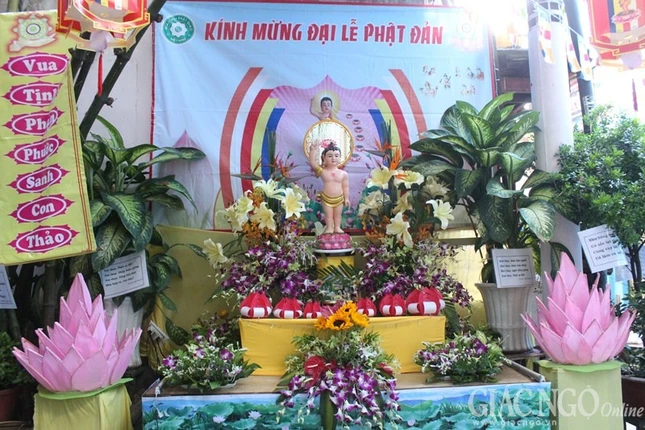 Phật tử thành kính thiết trí lễ đài Phật đản tại tư gia ảnh 3 3t.jpg