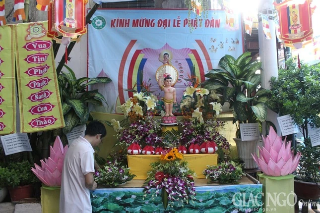 Phật tử thành kính thiết trí lễ đài Phật đản tại tư gia ảnh 5 5t.jpg