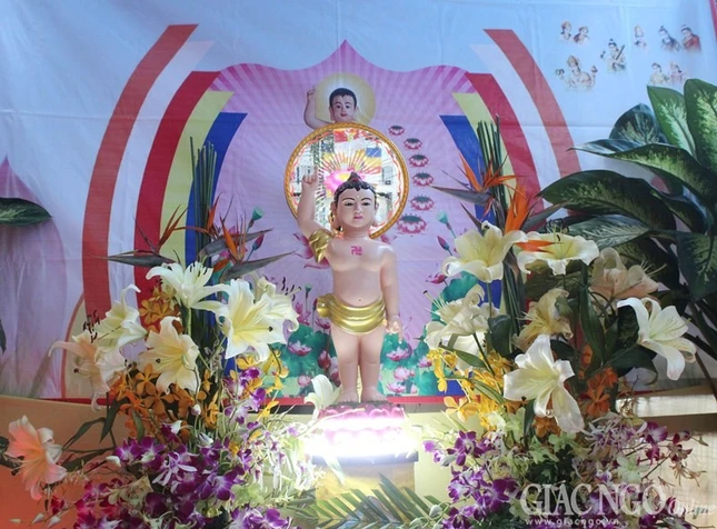 Phật tử thành kính thiết trí lễ đài Phật đản tại tư gia ảnh 6 6t.jpg