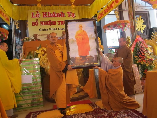 a156 (HT. Thich Ngo Tanh tang qua cua BTS PG Ninh   Hoa3).jpg