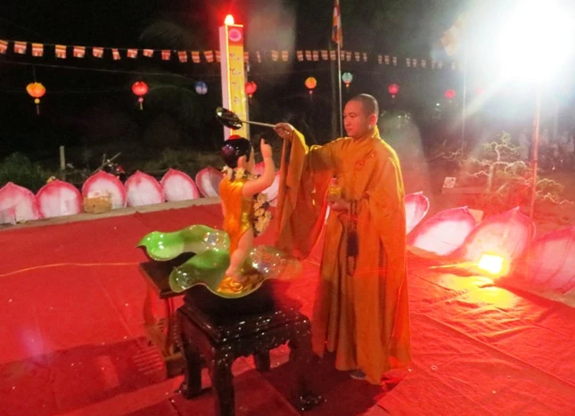 Cập nhật ngày 26-5: Các chùa làm lễ tắm Phật ảnh 4 h3.JPG