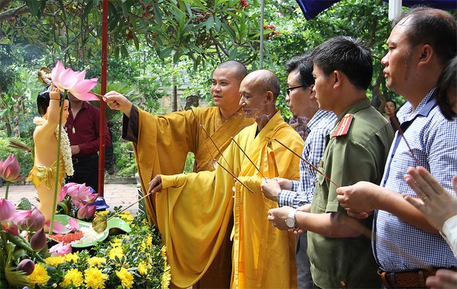 Cập nhật ngày 26-5: Các chùa làm lễ tắm Phật ảnh 7 nhan my 1.jpg