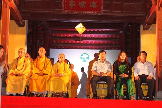 TT-Huế: Lễ thắp sáng bảy hoa sen trên sông Hương ảnh 1 tthue1.jpg