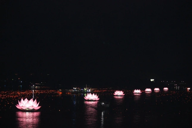 TT-Huế: Lễ thắp sáng bảy hoa sen trên sông Hương ảnh 3 tthue4.jpg