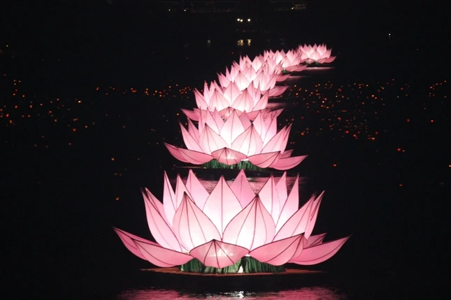 TT-Huế: Lễ thắp sáng bảy hoa sen trên sông Hương ảnh 4 tthue5.jpg