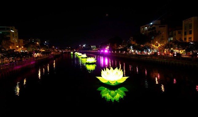 TP.HCM: Thắp sáng 7 đóa sen vàng trên kênh Nhiêu Lộc ảnh 12 18002_910078455681755_7130939921776747807_n.jpg