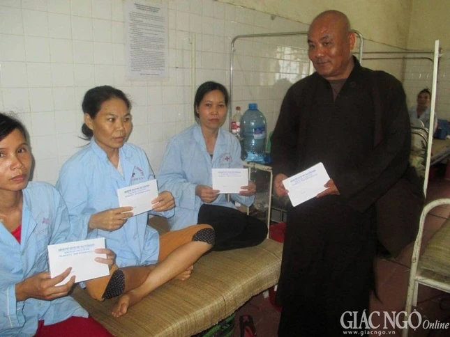 Chùa Thường Quang & Linh Quang tặng quà, học bổng ảnh 1 KH (1).jpg