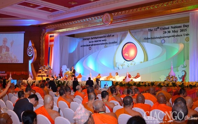 Công chúa Thái Lan dự Vesak, cúng dường chư Tăng ảnh 14 1 cchua02.jpg